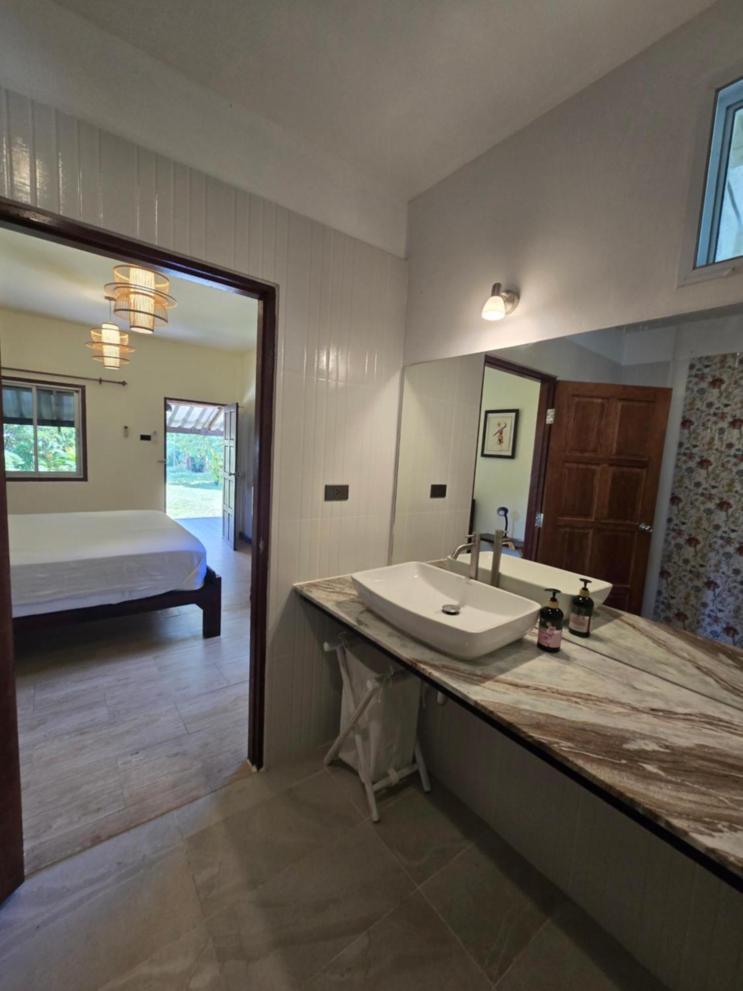 The Blue Gecko Hotel เกาะลันตา ภายนอก รูปภาพ