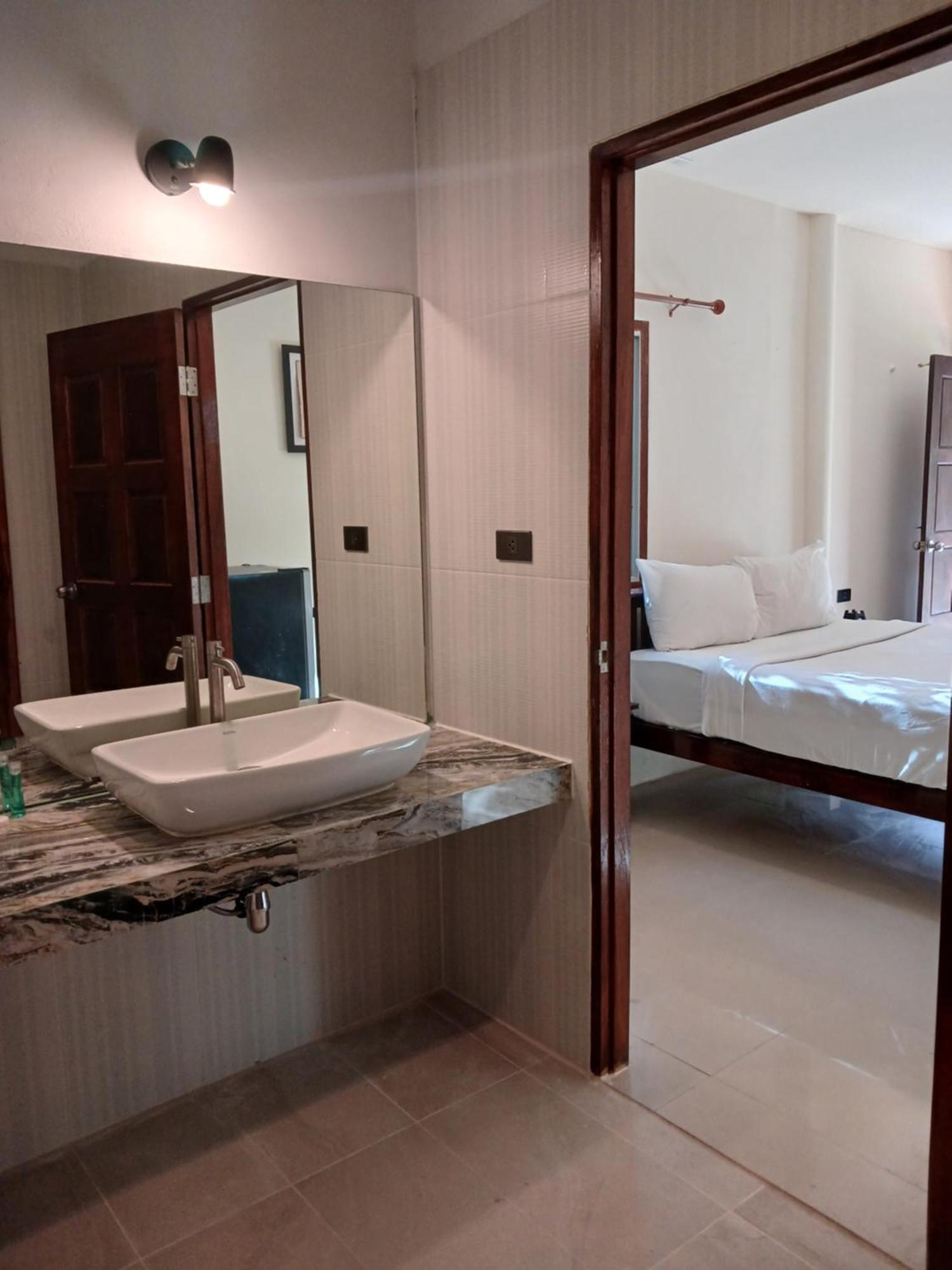The Blue Gecko Hotel เกาะลันตา ภายนอก รูปภาพ