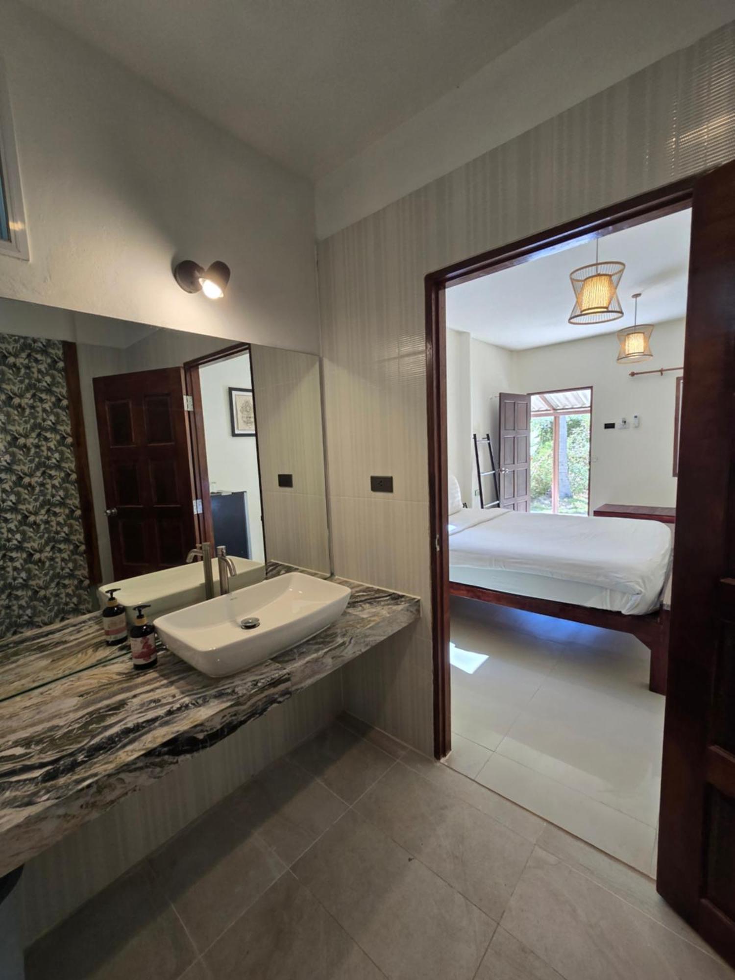 The Blue Gecko Hotel เกาะลันตา ภายนอก รูปภาพ